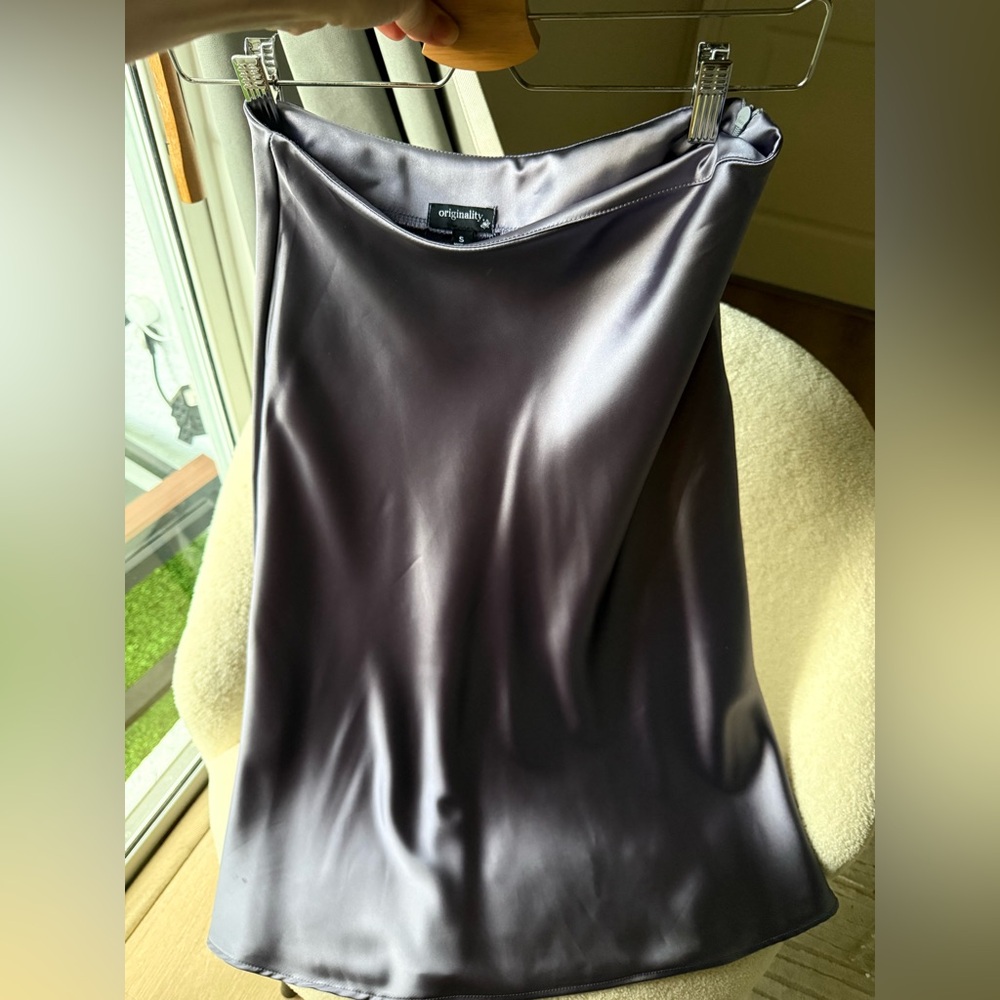 Elegant Satin Pencil Skirt in Silver